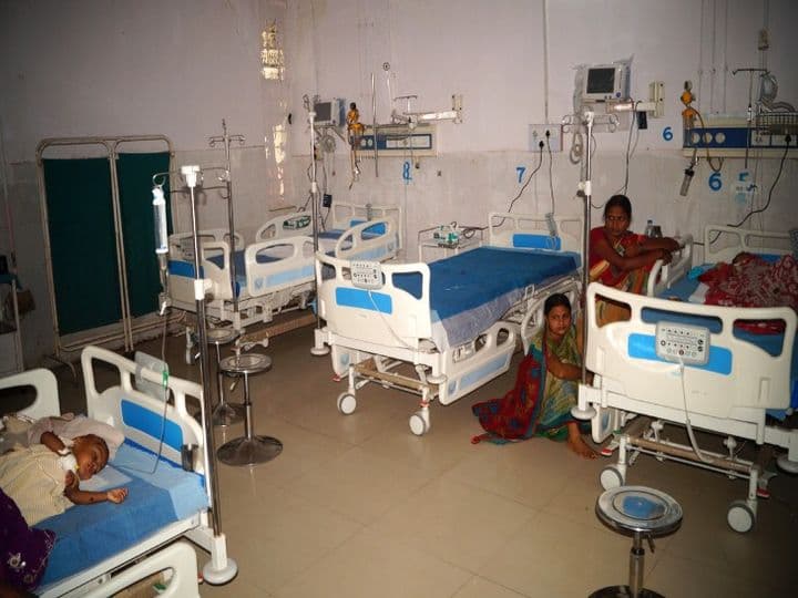 सरकारी अस्पताल में मरीज के परिजनों से धुलवाये जा रहे चादर, कंबल देने में हो रही आनाकानी