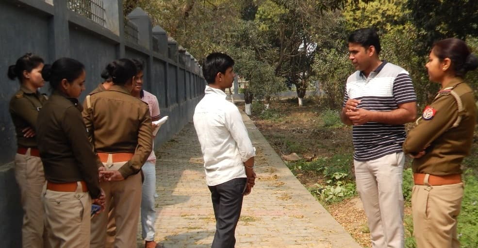 प्रेमिका ने खोया आपा, अपना मोबाइल तोड़ने के साथ तोड़ डाली प्रेमी की बाइक