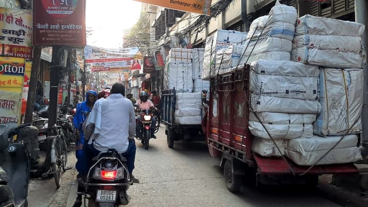 हरितालिका तीज को लेकर बढ़ी बाजार की रौनक, साड़ियों की होलसेल खरीदारी से सूतापट्टी के व्यापारी संतुष्ट