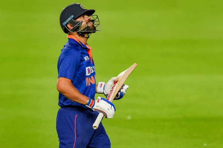 विराट कोहली के आउट होने के तरीके पर भड़के सुनील गावस्कर, कहा- ऐसे गेंद से सावधान रहने की जरूरत