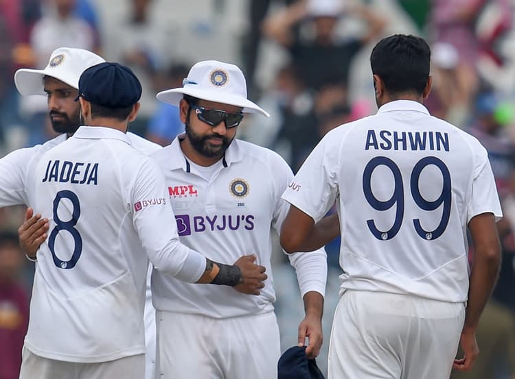 रोहित शर्मा अपने पहले टेस्ट में पास, महान क्रिकेटर सुनील गावस्कर ने कप्तान को दिये 10 में से इतने नंबर