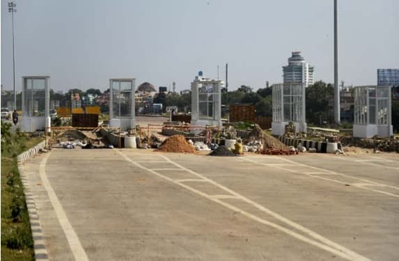 जेपी गंगा पथ पर चलने के लिए देना होगा टोल टैक्स, राजापुर पुल के पास चल रहा निर्माण कार्य