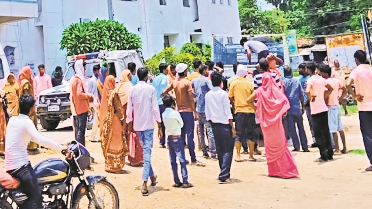 नेपाली नगर में पुलिस- प्रशासन के खिलाफ जाप ने सरकार का फूंका पुतला, कहा- महिलाओं के साथ की गयी अभद्रता