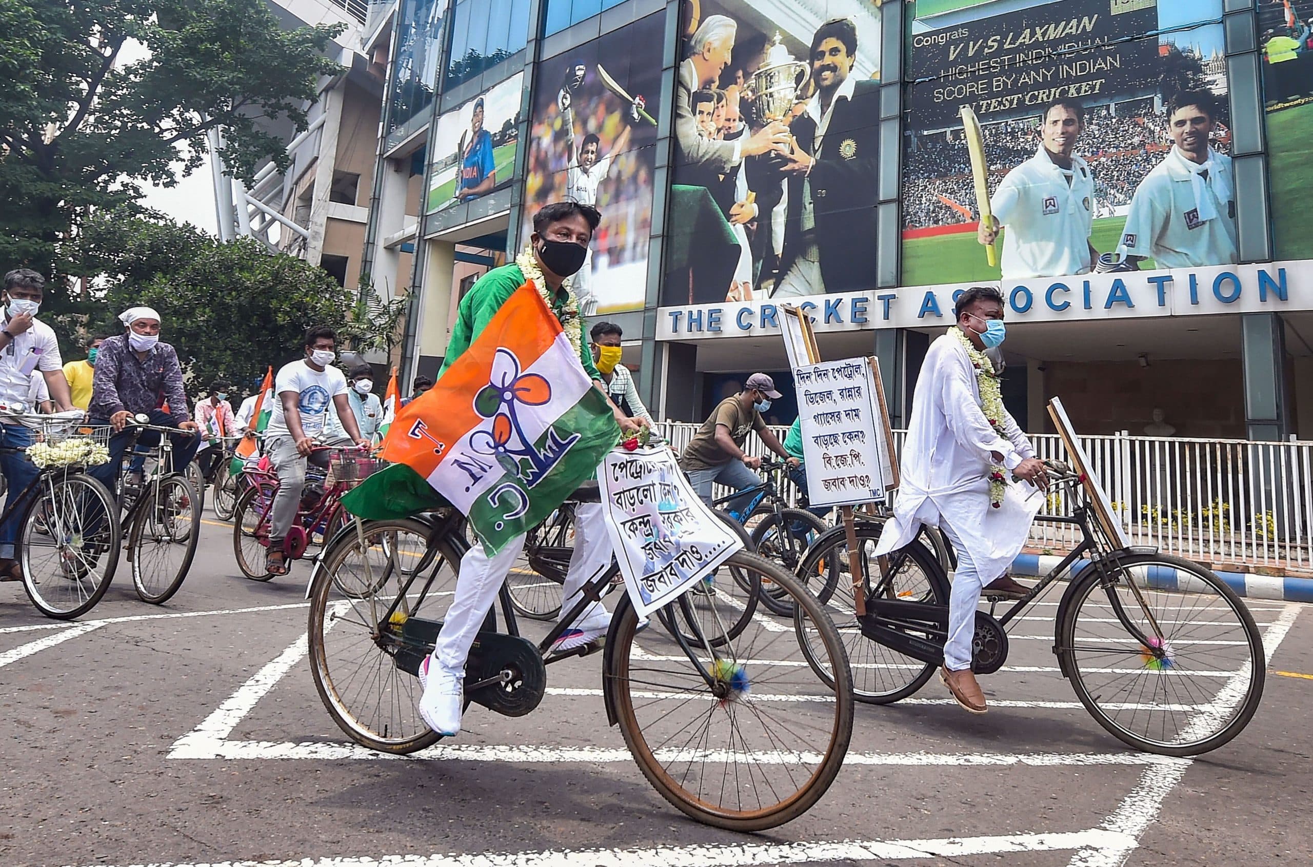 कोलकाता में पेट्रोल की कीमत 100 रुपये के पार, साइकिल से विधानसभा पहुंचे विधायक, देखें Exclusive Photo