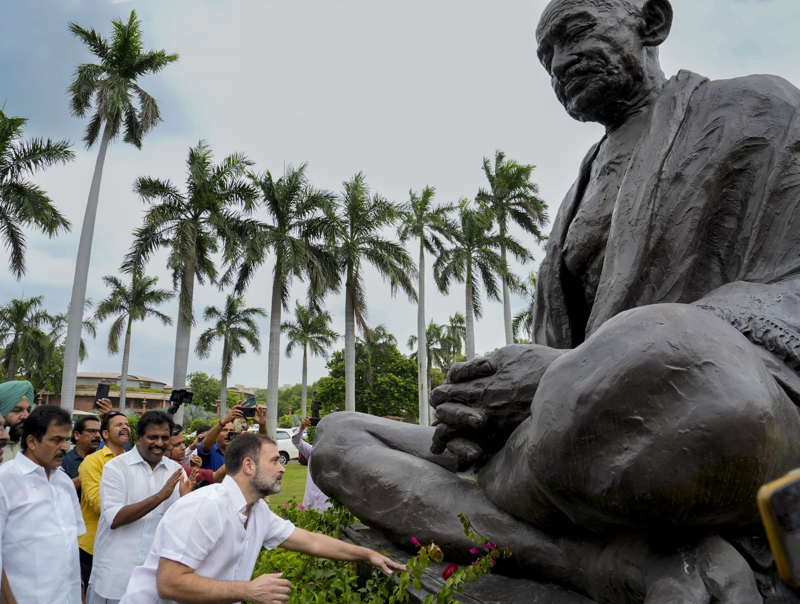 PHOTOS: हाफ शर्ट, छोटी दाढ़ी और चेहरे पर मुस्कान, कुछ इस तरह संसद भवन पहुंचे राहुल गांधी