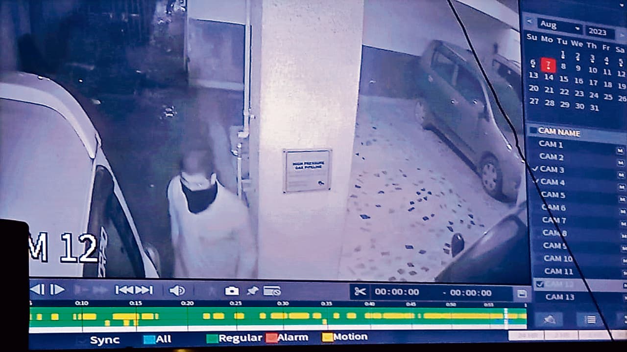 पटना में डॉक्टर के बंद फ्लैट से लाखों रुपये के गहने और सामान की चोरी, सीसीटीवी में कैद हुई चोरों की तस्वीर पटना में डॉक्टर के बंद फ्लैट से लाखों रुपये के गहने और सामान की चोरी, सीसीटीवी में कैद हुई चोरों की तस्वीर