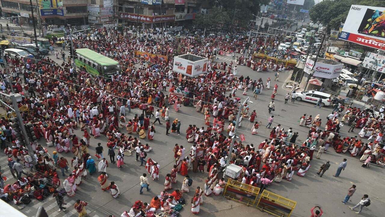 PHOTOS: आंगनबाड़ी सेविकाओं से खचाखच भरी पटना की सड़कें, पुलिस से भिड़ंत की देखिए तस्वीरें..