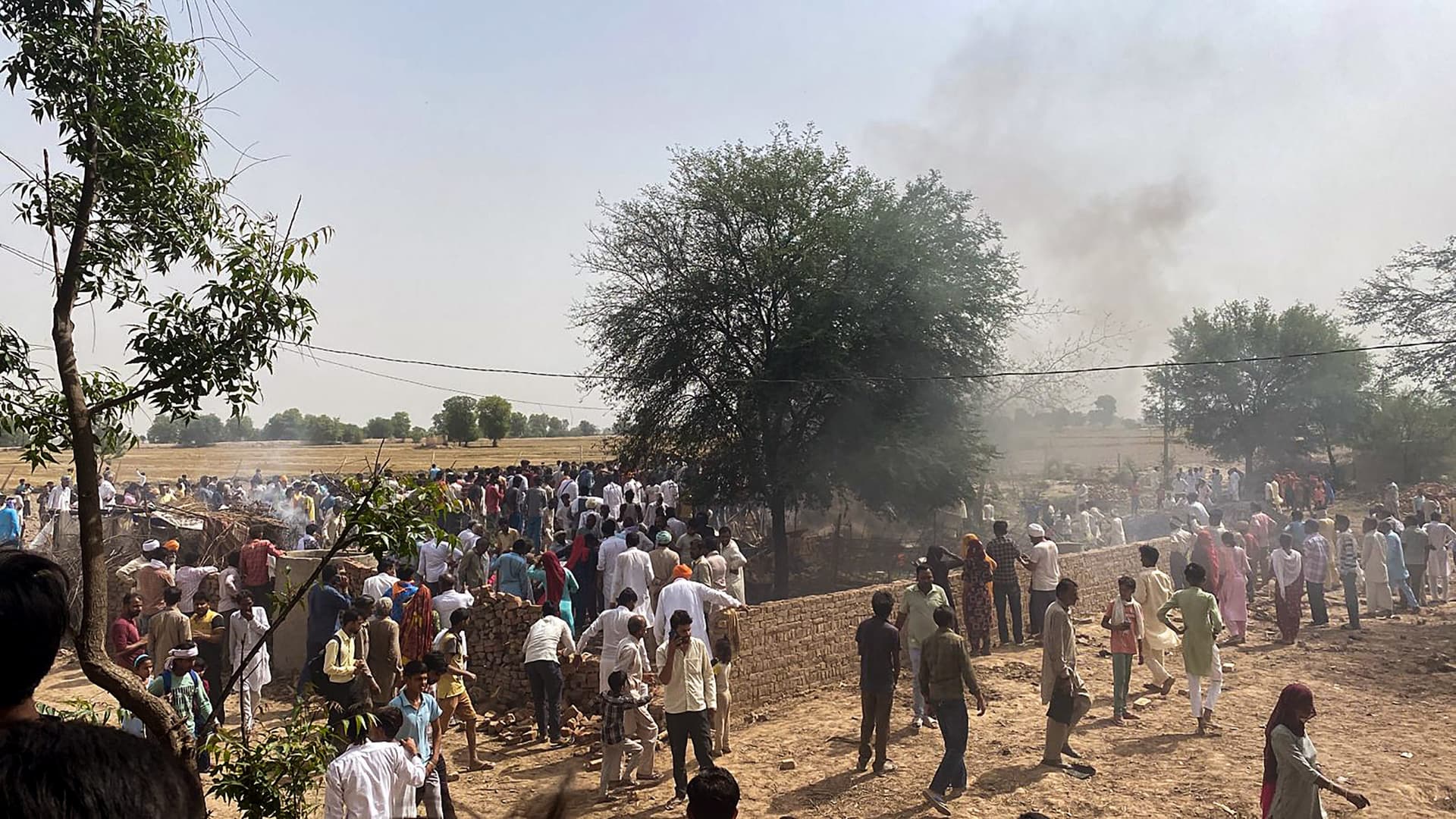 राजस्थान में मिग 21 दुर्घटनाग्रस्त, चार लोगों की मौत, पायलट सुरक्षित, देखें वीडियो