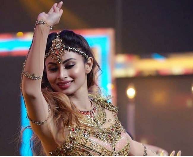 'सवार लूं' गाने पर Mouni Roy ने किया जबरदस्त डांस, वायरल हो रहे VIDEO से नहीं हटेगी नजर