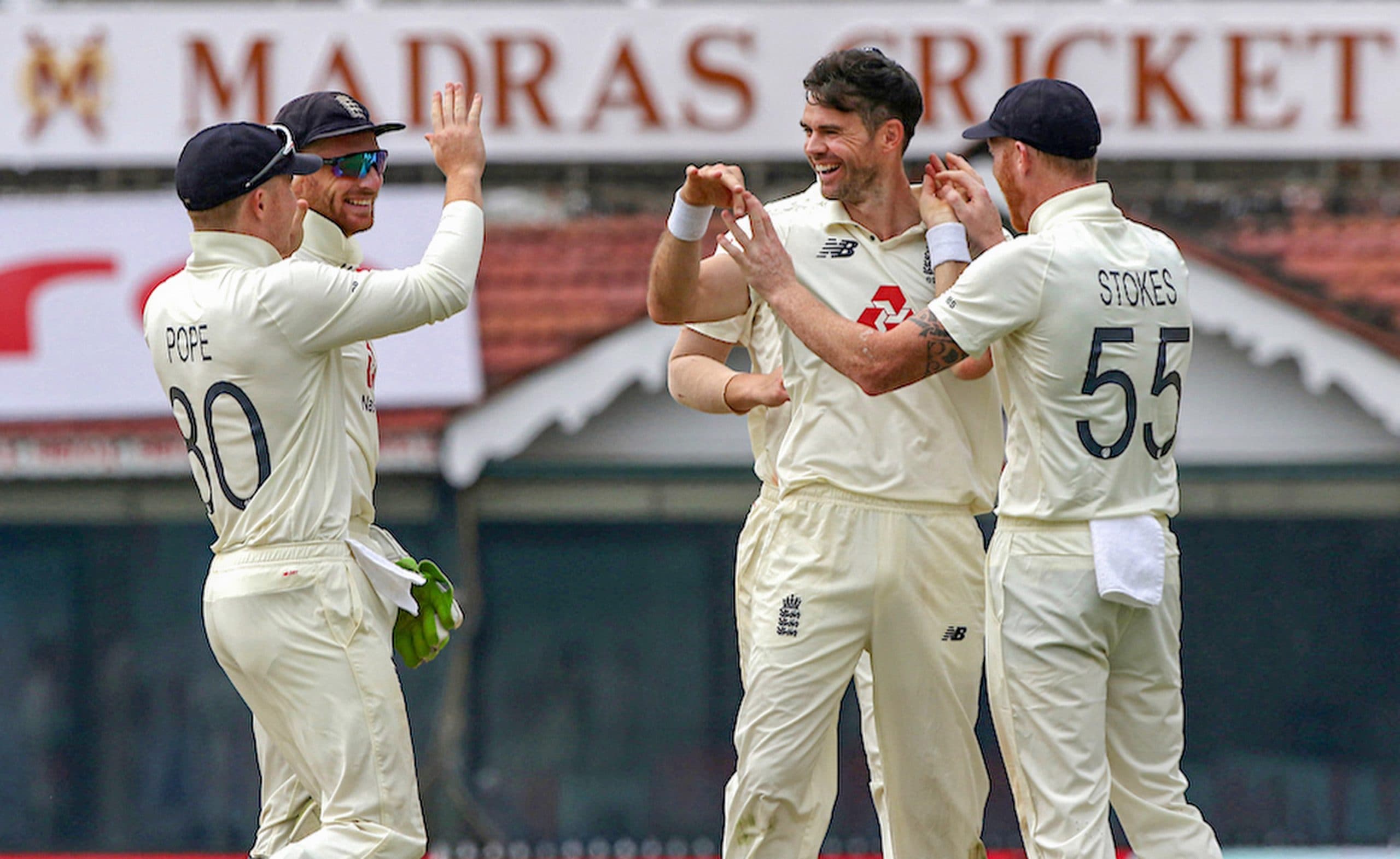 IND vs ENG : इंग्लैंड क्रिकेट टीम की तसवीर को फेसबुक ने माना 'अति कामुक' ! किया बैन