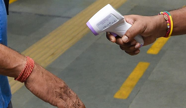 UP Chunav 2022 Corona Guideline: यूपी में कोरोना संक्रमित मतदाता भी कर सकेंगे मतदान, EC ने बताए उपाय