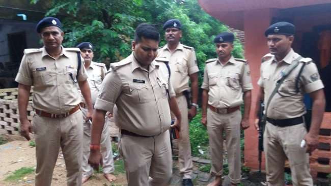 मधुपुर में हथियार से लैस अपराधियों ने दर्जन भर गाड़ियों से की की लूटपाट, केस दर्ज