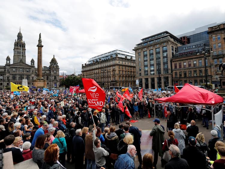 ब्रिटेन में नस्लवाद के खिलाफ व्यापक पैमाने पर प्रदर्शन, पांबदी के बावजूद जमा हो रही भीड़