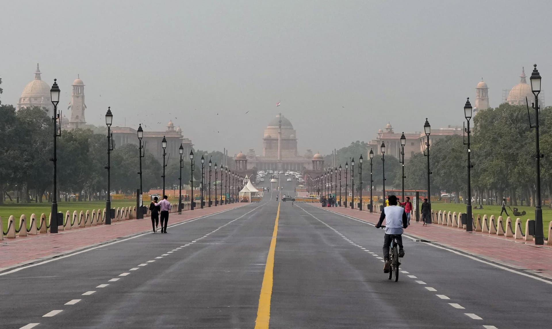 Delhi Weather: दिवाली के दूसरे दिन दिल्ली की वायु गुणवत्ता ‘खराब’ श्रेणी में, जानें मौसम का हाल