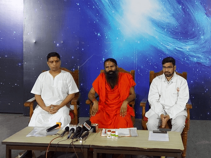 कोई आचार्य या संन्यासी क्यों नहीं रिसर्च कर सकता? ये आयुर्वेद के लिए घृणा है, कोरोनिल पर सफाई देते हुए बोले बाबा रामदेव कोई आचार्य या संन्यासी क्यों नहीं रिसर्च कर सकता? ये आयुर्वेद के लिए घृणा है, कोरोनिल पर सफाई देते हुए बोले बाबा रामदेव