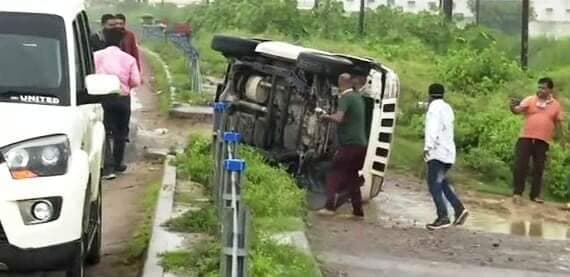 Vikas dubey encounter: मारा गया विकास दुबे कानपुर वाला, सोशल मीडिया में पुलिस की थ्योरी पर उठ रहे ये सवाल