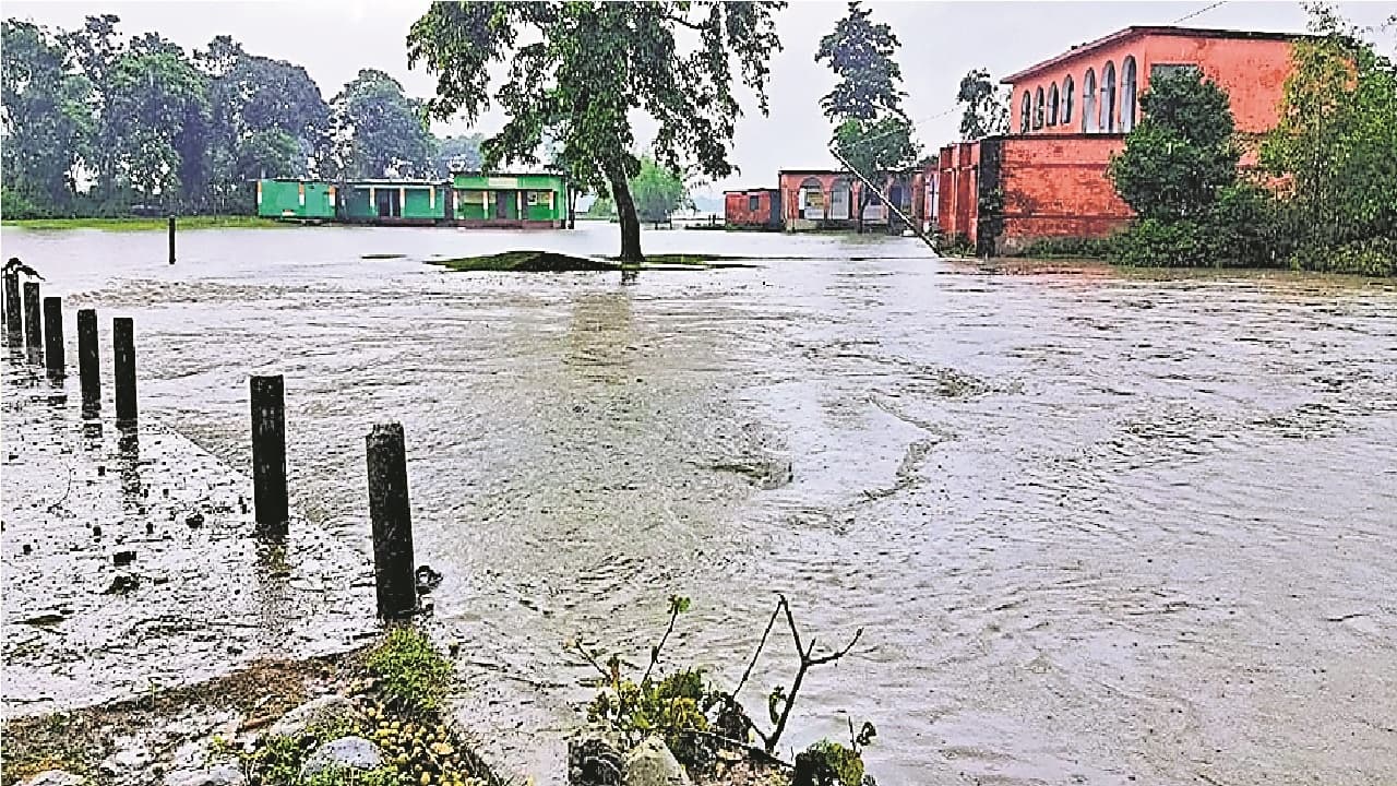 कटिहार: सुधानी नदी में पानी बढ़ने से डायवर्सन टूटा, अनुमंडल अस्पताल से हजारों लोगों का टूटा संपर्क