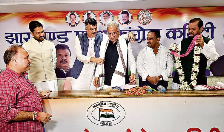 कांग्रेस भवन में छत्तीसगढ़ के सीएम का स्वागत, कहा- महंगाई-बेरोजगारी पर केंद्र सरकार का नियंत्रण नहीं