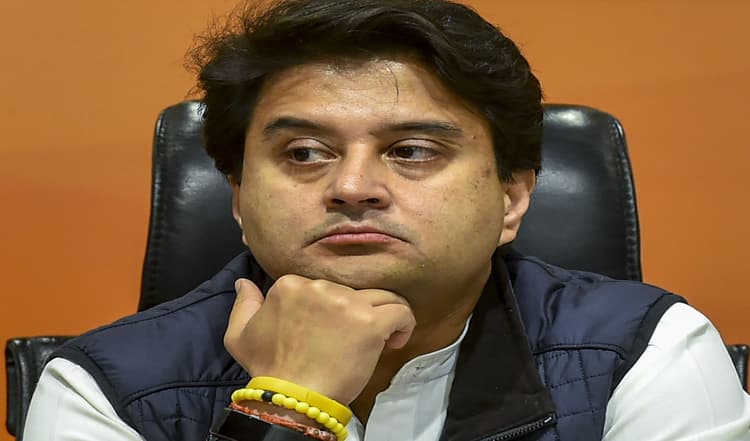 MPPoliticalCrisis : राजमाता ने 52 साल पहले गिराई थी MP की कांग्रेस सरकार, अब उनके पौत्र के कारण संकट में कमलनाथ