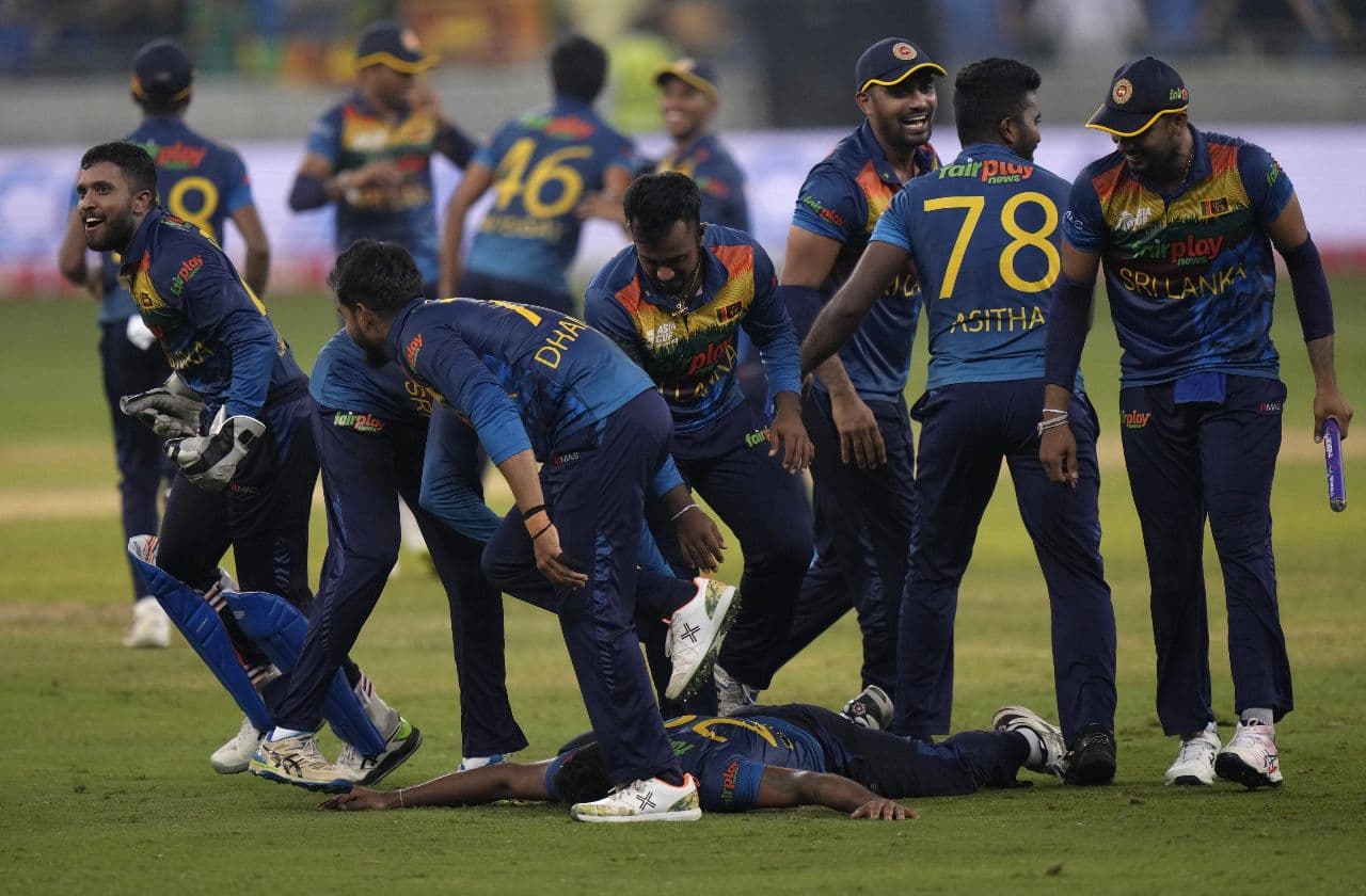 Asia Cup 2022 Final: वानिंदु हसरंगा और भानुका राजपक्षे के दम पर श्रीलंका ने पाकिस्तान को हराकर जीता खिताब Asia Cup 2022 Final: वानिंदु हसरंगा और भानुका राजपक्षे के दम पर श्रीलंका ने पाकिस्तान को हराकर जीता खिताब