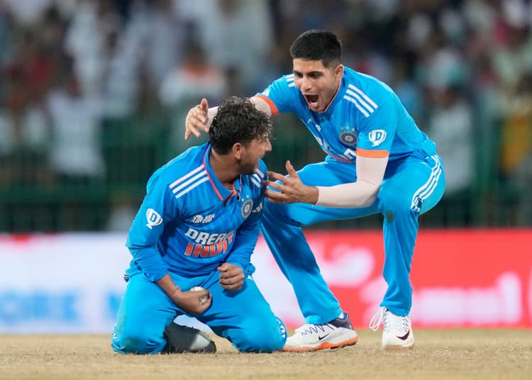 IND vs NZ: कुलदीप यादव लुटा रहे हैं रन, बड़े स्कोर की ओर बढ़ रहा न्यूजीलैंड