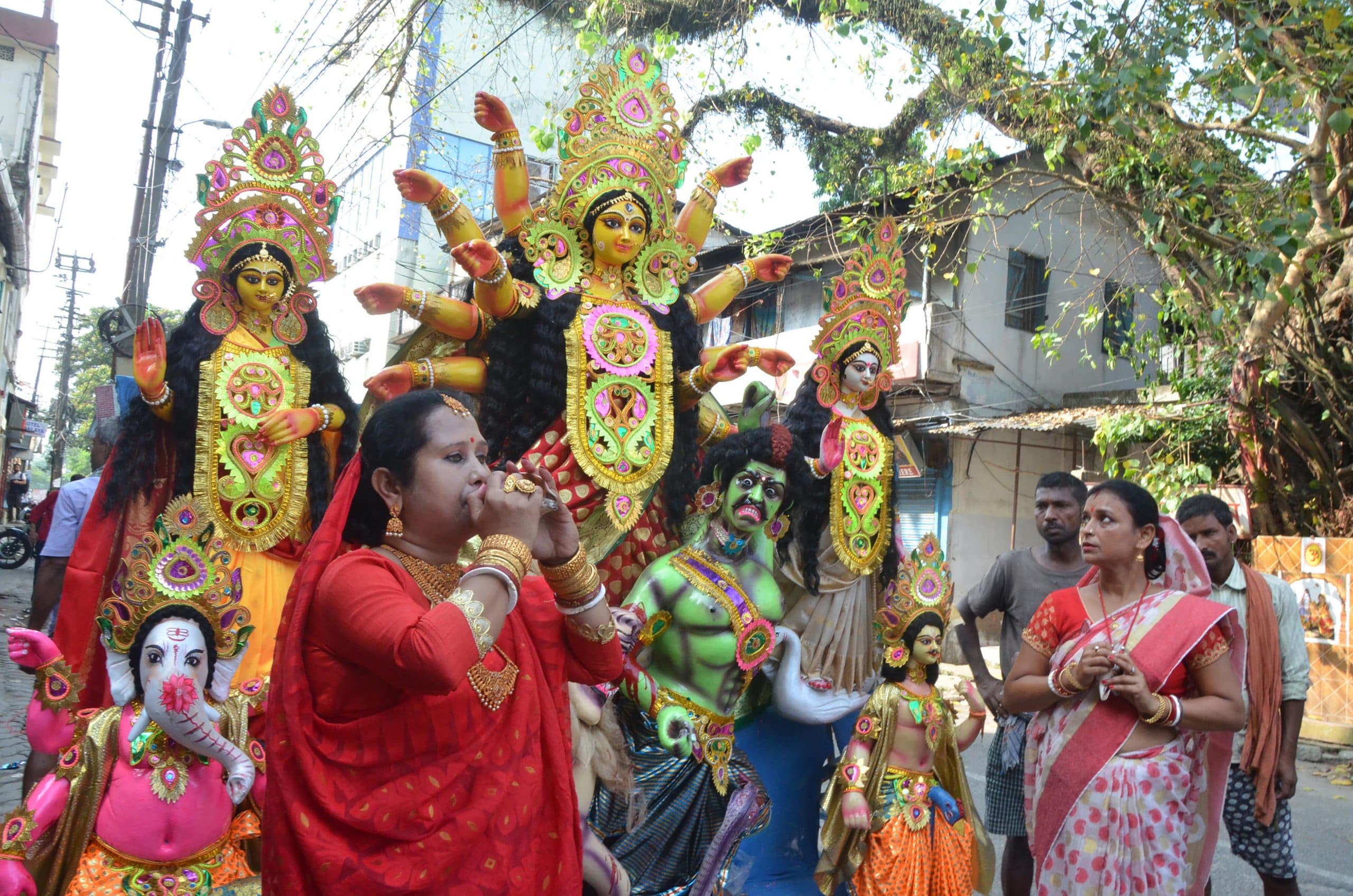 बंगाल में कोविड 19 के संक्रमण का खतरा बढ़ा, दुर्गा पूजा की धूम के बीच कोरोना वायरस को भूले लोग