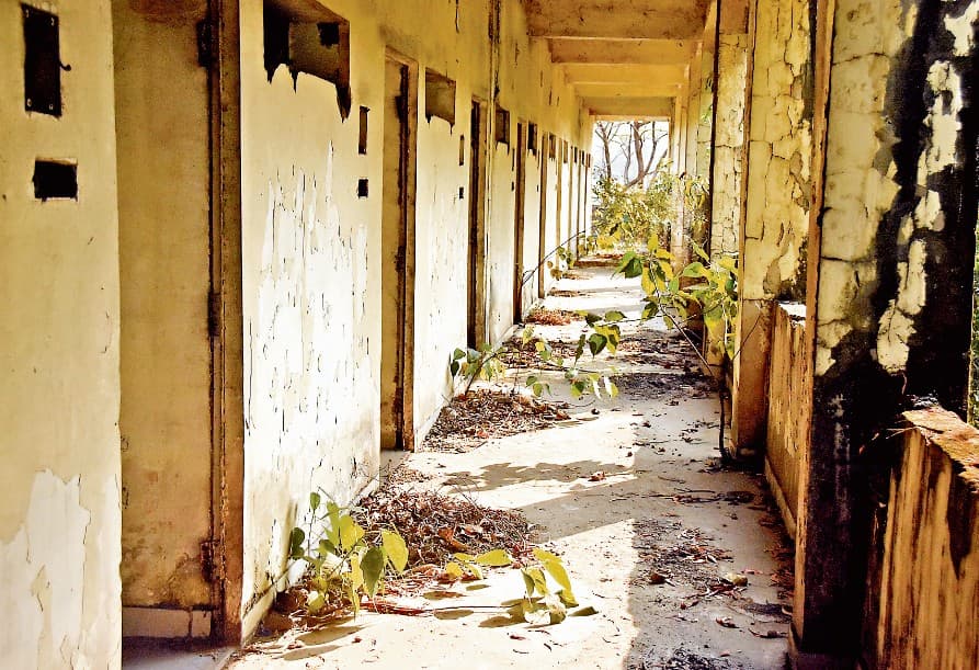 चार करोड़ में बना था स्पोर्ट्स हॉस्टल, अब न दरवाजा है न खिड़की, बच गया है ढांचा चार करोड़ में बना था स्पोर्ट्स हॉस्टल, अब न दरवाजा है न खिड़की, बच गया है ढांचा