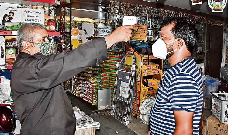 मुंबई-पुणे एक्सप्रेसवे पर बंदूक लहराता दिखा शख्स, शिवसेना ने आरोपो पर दी यह सफाई