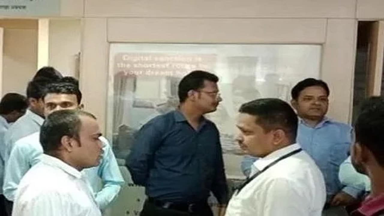 मुजफ्फरपुर में बैंक से लूट, सदर थाने के पास स्थित ICICI शाखा से दिन दहाड़े लूट ले गये 13 लाख कैश