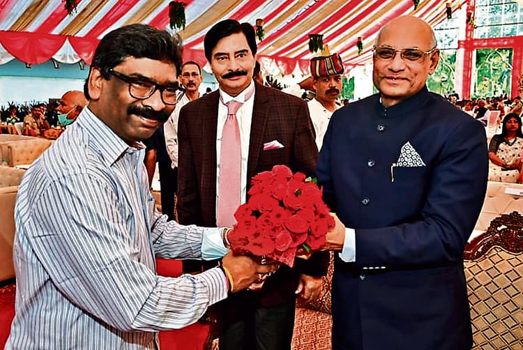 झारखंड में छह माह में भरे जायेंगे 37000 पद