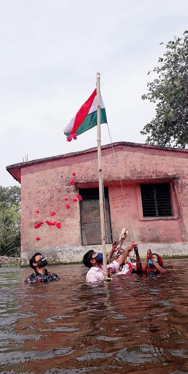 Independence day 2020 : बिहार के इस आंगनबाड़ी केंद्र में कुछ यूं फहराया गया तिरंगा, लोग कर रहे हैं सेविका के जज्बे को सलाम