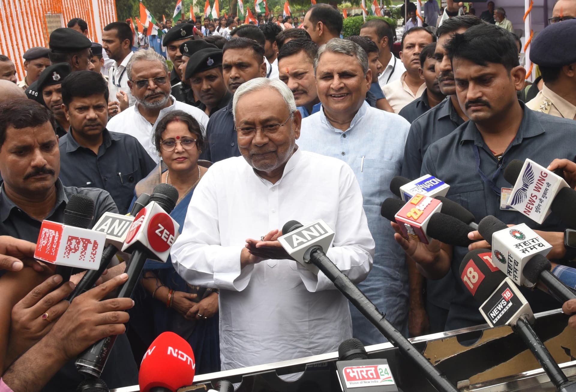 दरभंगा एम्स विवाद पर नीतीश कुमार की दो टूट, कहा- बनाना है तो सोभन में ही बनाना होगा