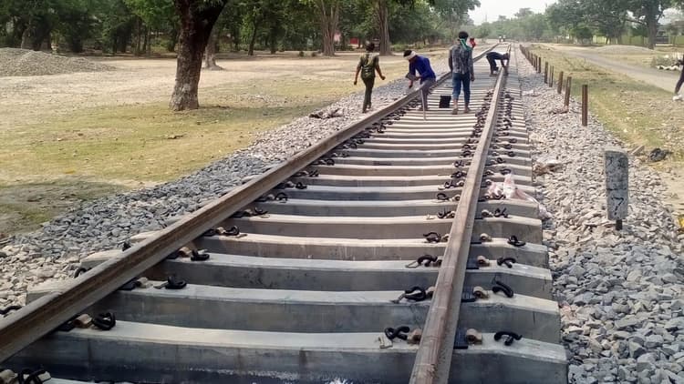 Indian Railways: गोरखपुर होकर चलने वाली 23 ट्रेनों के संचालन में हुआ बदलाव, 52 ट्रेनें इस दिन रहेंगी निरस्त