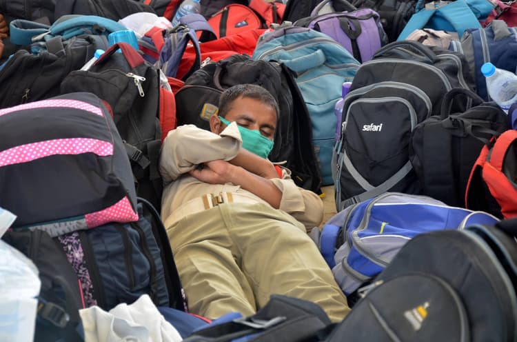 जिनको नक्सलियों से लड़ने के लिए दी थी नौकरी, उन सहायक पुलिसकर्मियों पर रांची में पुलिस ने बरसायी लाठियां