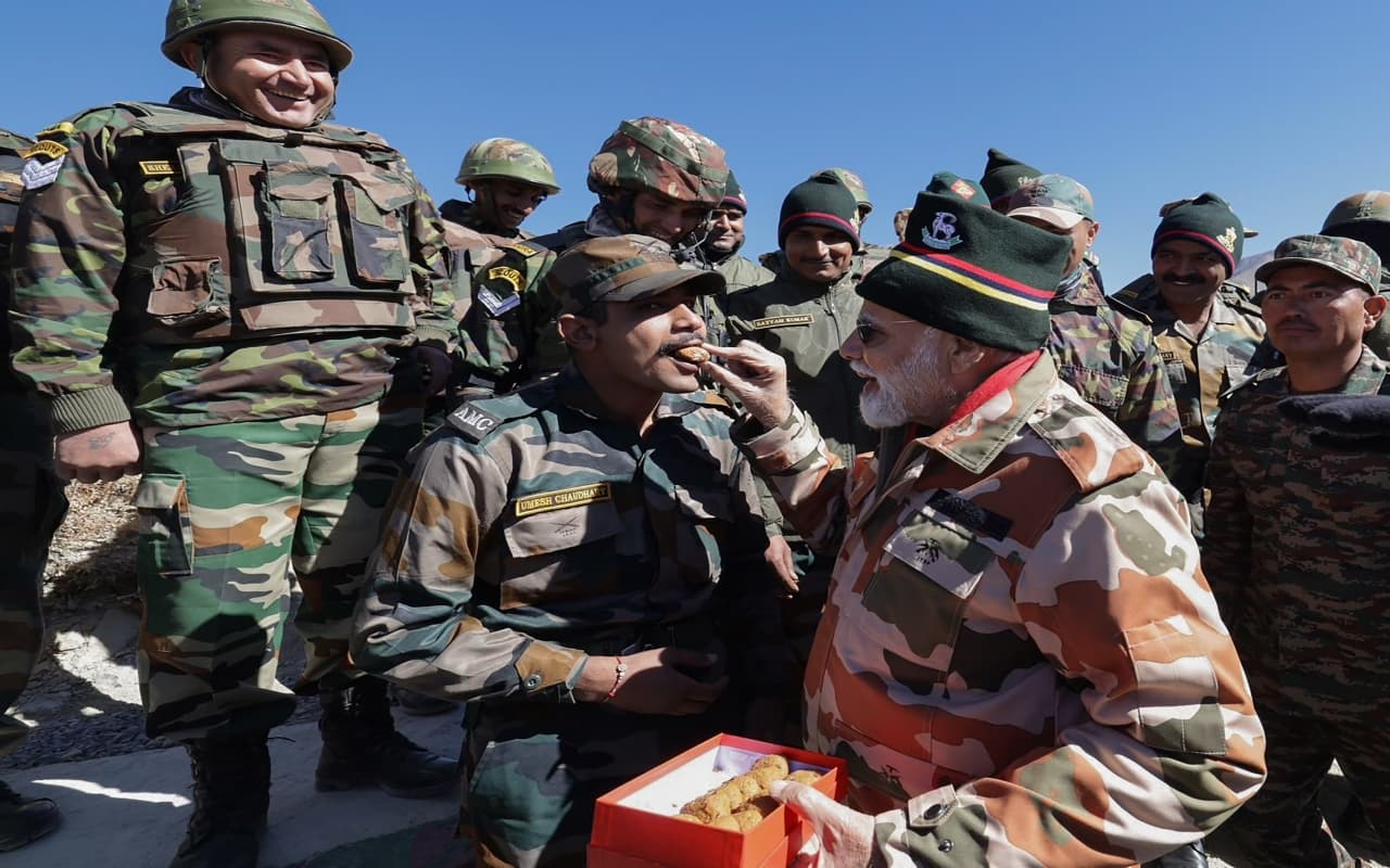 पीएम मोदी ने हिमाचल के लेपचा में जवानों संग मनाई दिवाली, कहा- देश हमेशा रहेगा आपका कृतज्ञ और ऋणी पीएम मोदी ने हिमाचल के लेपचा में जवानों संग मनाई दिवाली, कहा- देश हमेशा रहेगा आपका कृतज्ञ और ऋणी