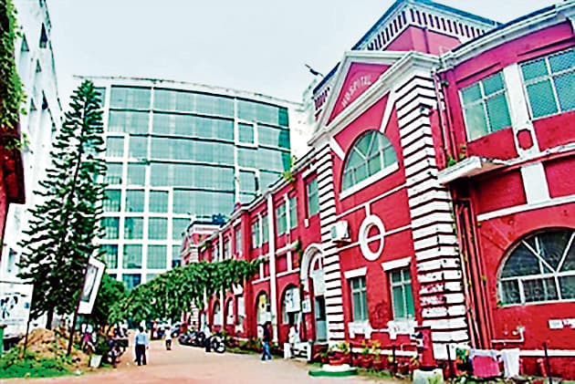 झारखंड में कोरोना का संक्रमण बेकाबू, रांची सदर अस्पताल में गुस्सायी भीड़ ने किया हंगामा