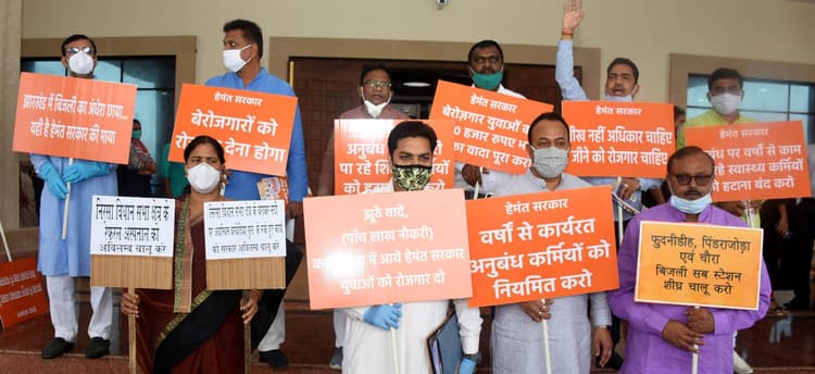 मानसून सत्र के आखिरी दिन झारखंड विधानसभा में हंगामा, रणधीर सिंह को स्पीकर ने मार्शल से बाहर निकलवाया