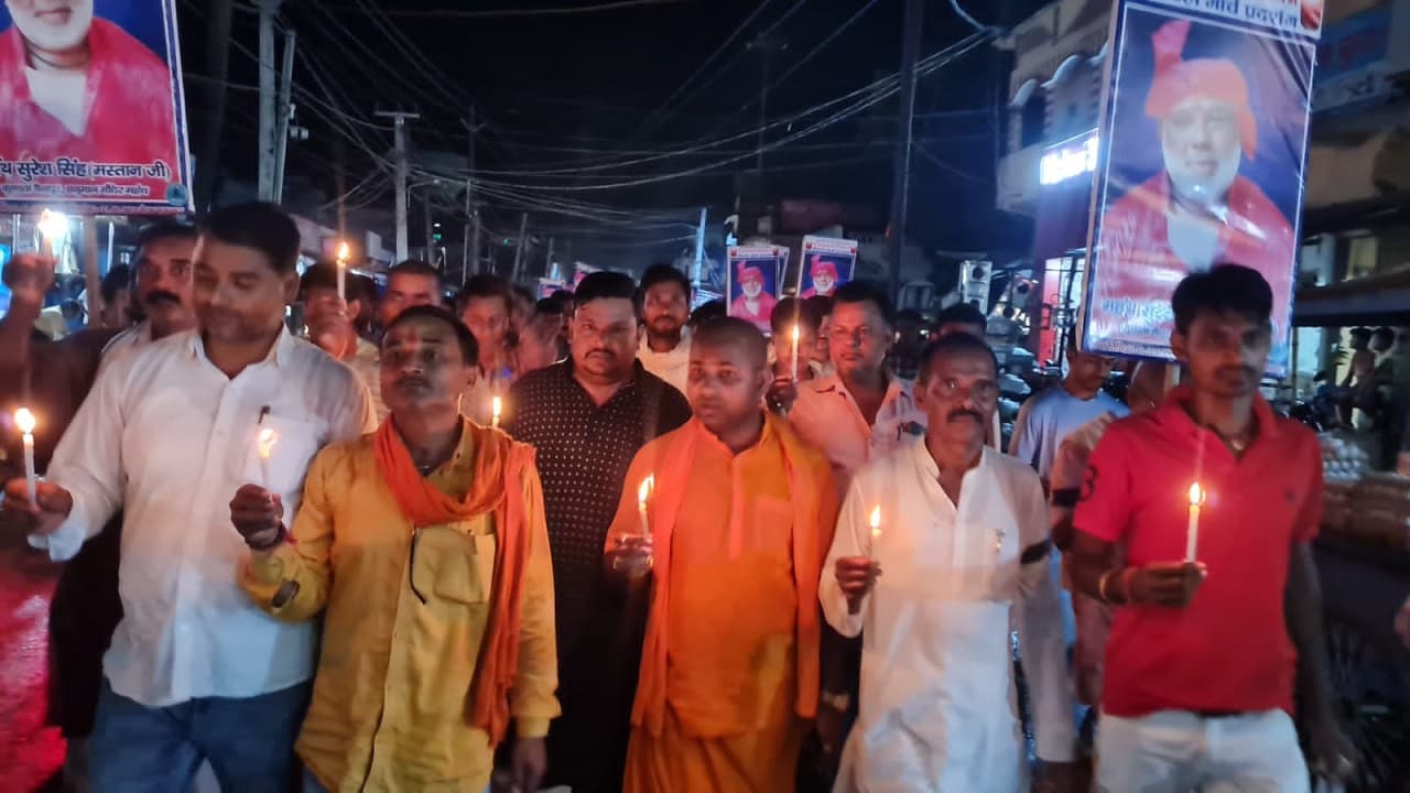मोतिहारी में लोगों ने निकाला कैंडल मार्च, हनुमान मंदिर के पुजारी की हत्या कांड से हैं नाराज