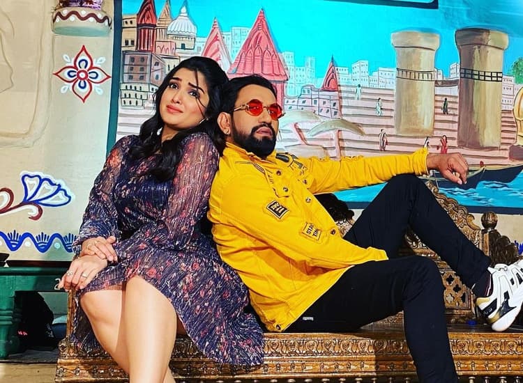 निरहुआ-आम्रपाली की ऑनस्क्रीन केमेस्ट्री रीयल लाइफ में भी है हिट, लोग पूछ रहे- रिश्ता क्या कहलाता है?