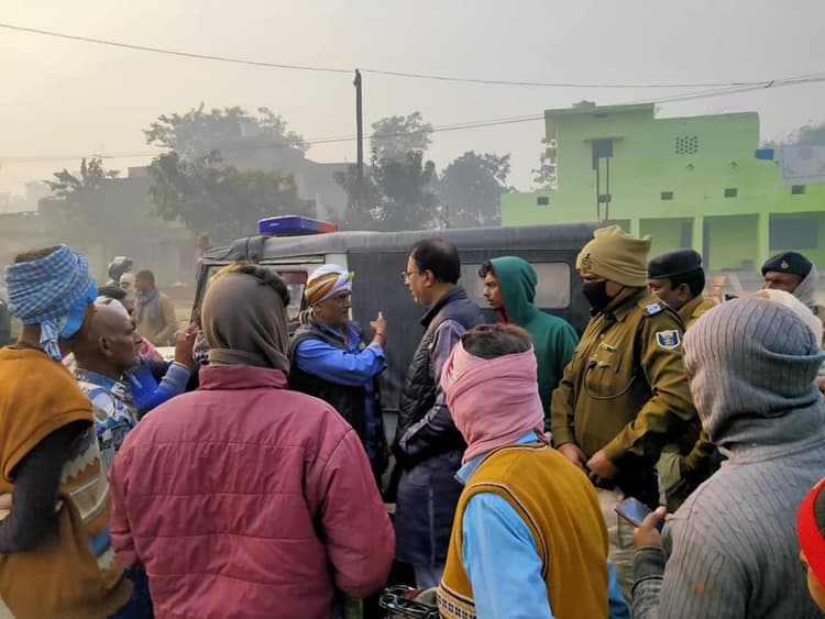 जहरीली शराबकांड: मृतक के परिजनों को रूपये देने गये थे प्रदेश भाजपा अध्यक्ष, गुस्साये ग्रामीणों ने खदेड़ा