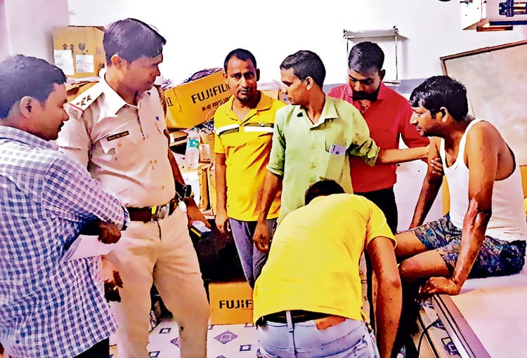 बिहार में शराब तस्करों ने थानाध्यक्ष सहित दो पुलिस कर्मियों को रौंदा, बाल-बाल बची जान