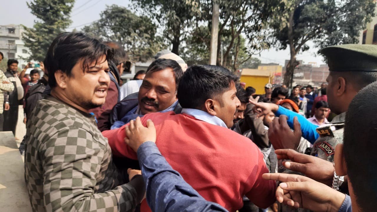 Bihar News: बिहार में विजिलेंस की टीम ने सरकारी बाबू को 20 हजार रुपये घूस लेते रंगेहाथ दबोचा, स्थानीय नेता लोग छुड़ा ले गए