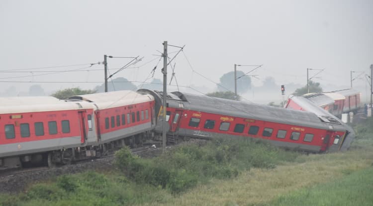 बक्सर रेल हादसे की पहली जांच रिपोर्ट : पटरी में थी खराबी, तेज झटके के कारण बेपटरी हुई नार्थ-ईस्ट एक्सप्रेस