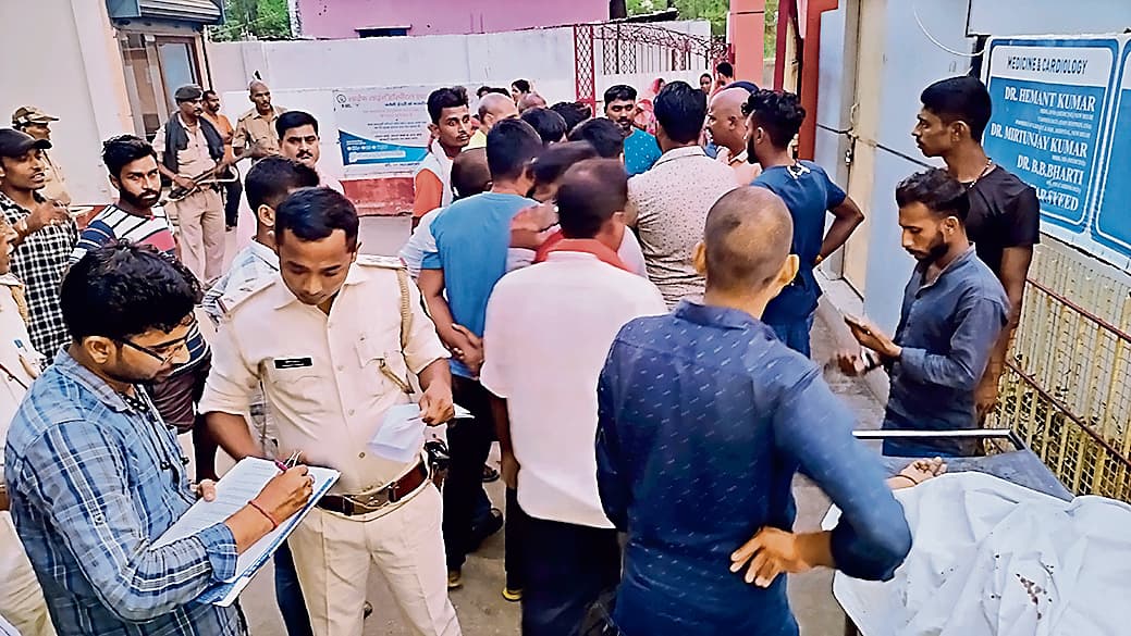 बेगूसराय में फिल्मी अंदाज में अपराधियों का खूनी तांडव, छह से अधिक थानों की पुलिस बनी रही मूकदर्शक बेगूसराय में फिल्मी अंदाज में अपराधियों का खूनी तांडव, छह से अधिक थानों की पुलिस बनी रही मूकदर्शक