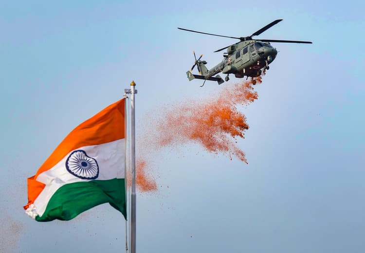 PHOTOS: स्वतंत्रता दिवस समारोह का रिहर्सल, Indian Air Force के हेलिकॉप्टरों ने की पुष्पवर्षा