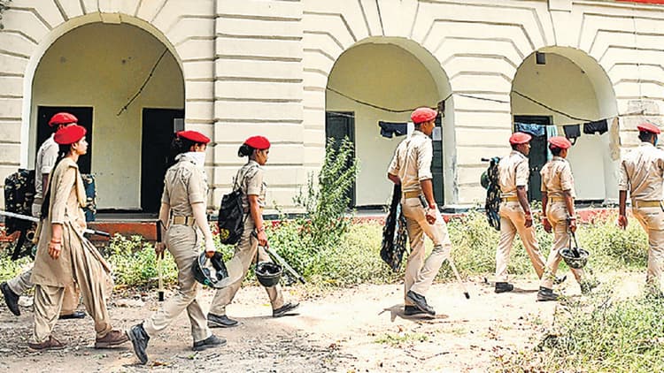 बीएन कॉलेज के हॉस्टल पर कब्जा जमाये छात्र हुए बेदखल, प्रशासन ने कमरों को खाली कराने के बाद किया सील