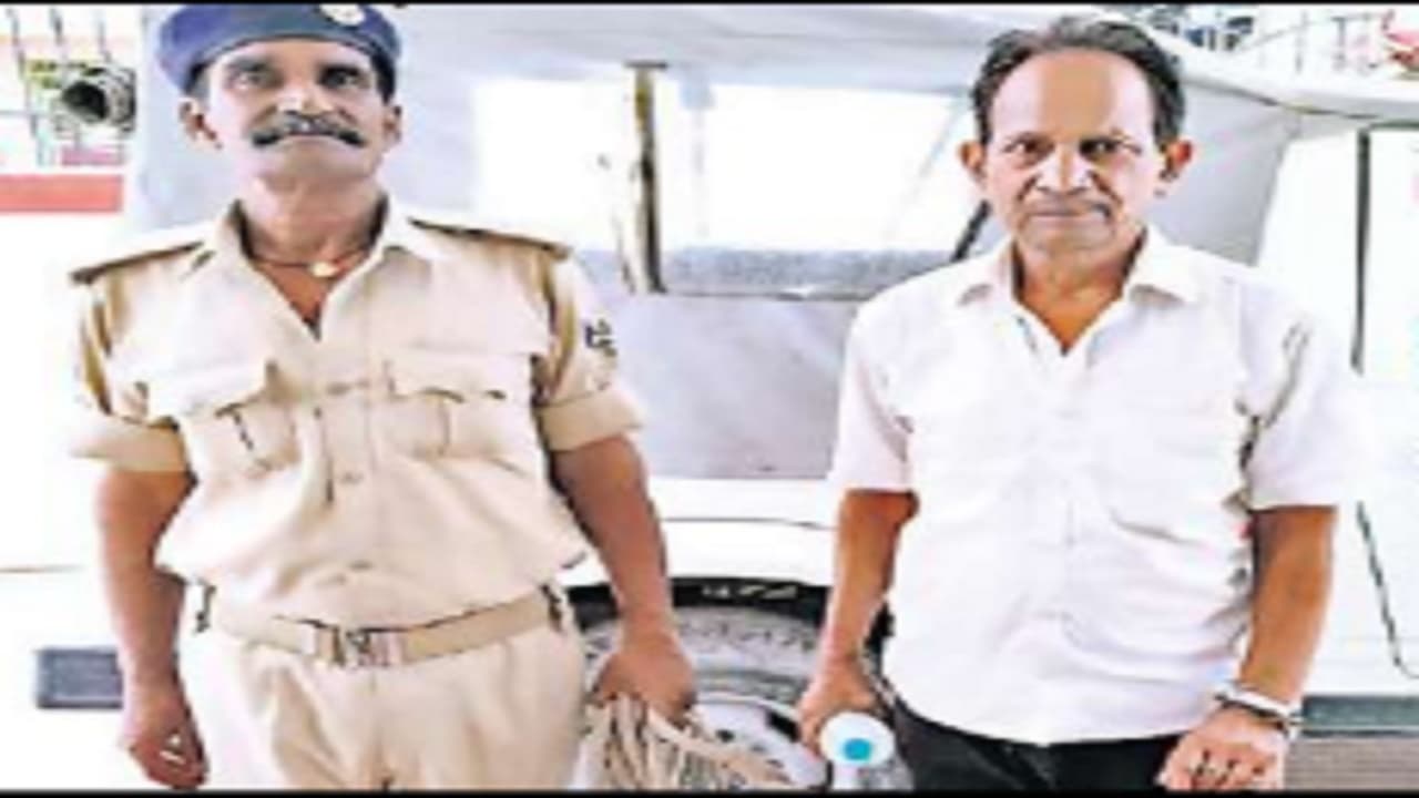 Bihar News: पांच लाख रुपये गबन में पीएचइडी के तत्कालीन कनीय अभियंता 24 साल बाद गिरफ्तार, जानें पूरा मामला