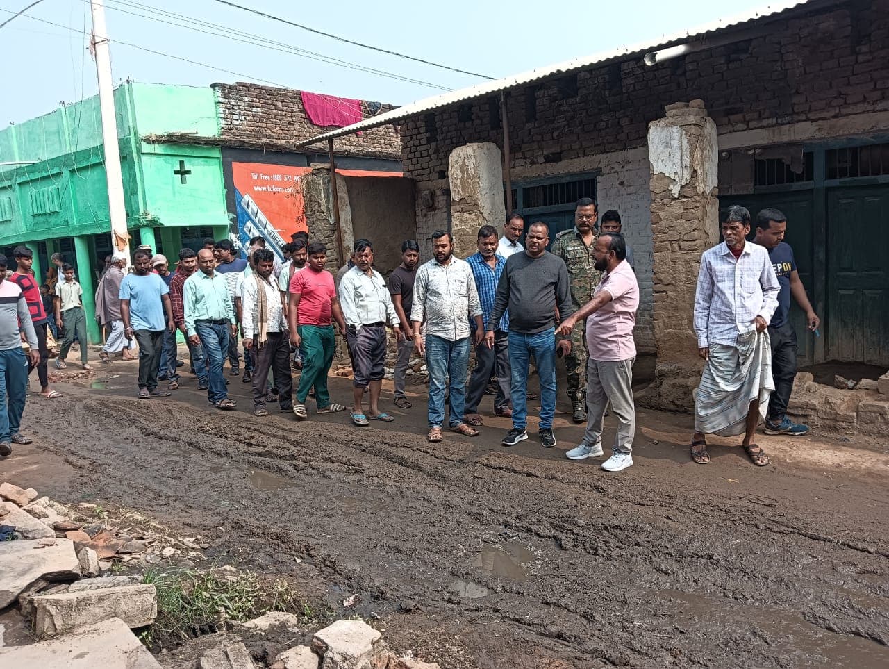 गिरिडीह : सड़क पर पानी बहाने वालों को सीओ ने दी चेतावनी, माल्डा समेत कई मुहल्लों का किया निरीक्षण