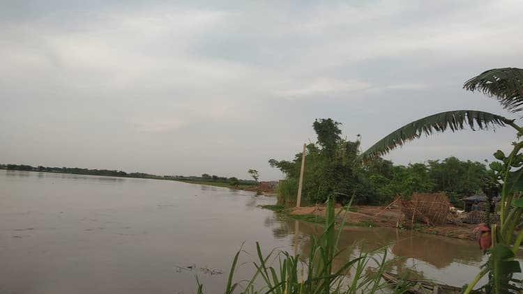 बिहार: पूर्णिया में बाढ़ में बही तीन मुख्य सड़कें, कई गांव के लोगों का टूटा संपर्क