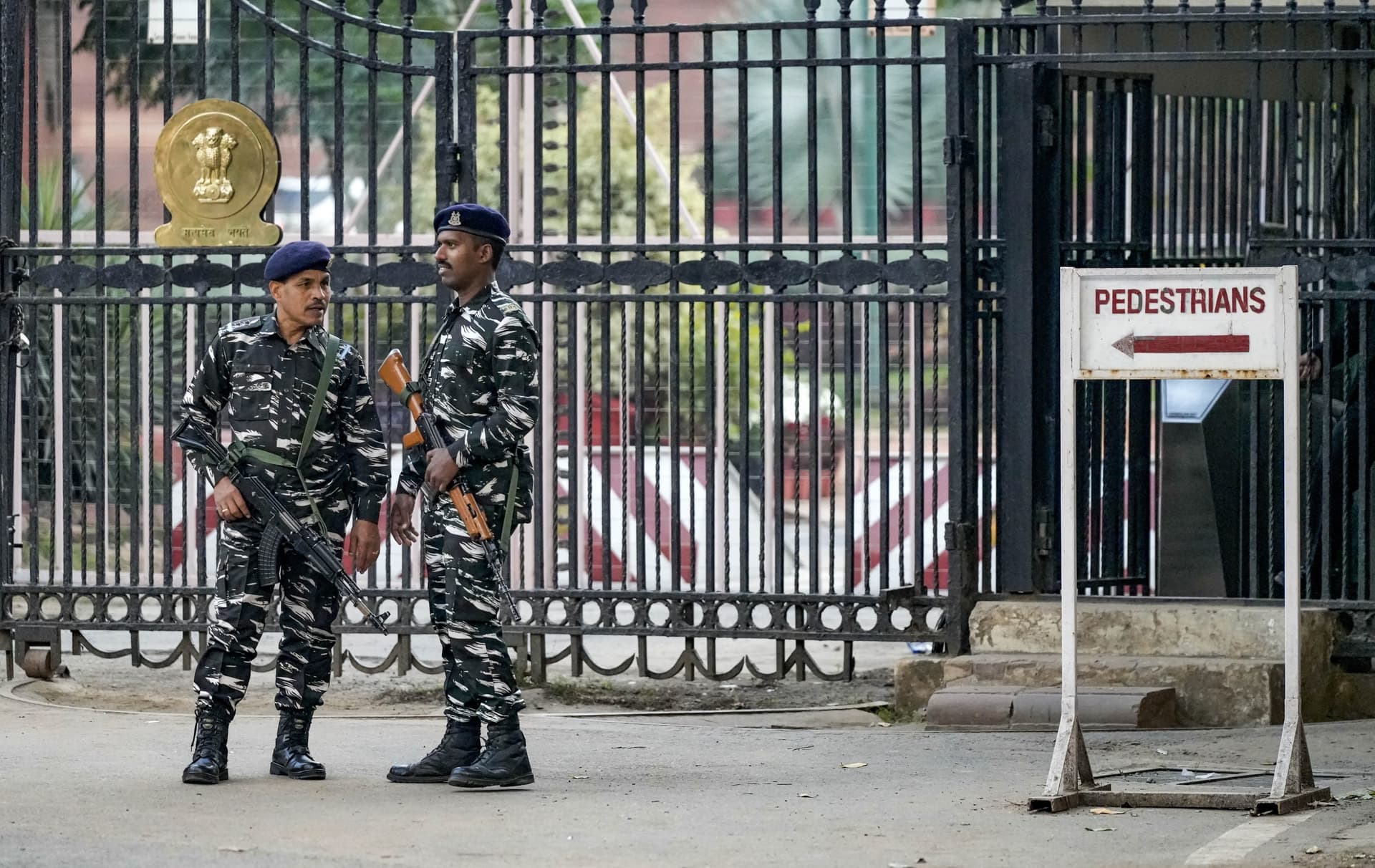 Parliament Security Breach: कौन है ललित झा ? जिसे संसद चूक मामले का मुख्य साजिशकर्ता बता रही है पुलिस Parliament Security Breach: कौन है ललित झा ? जिसे संसद चूक मामले का मुख्य साजिशकर्ता बता रही है पुलिस